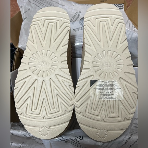 Ugg Women's Tasman Slipper Sand Cherry Size 8 NEW In Box - Picture 2 of 5